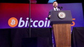 万斯在比特币会议上表示稳定币不会威胁美元