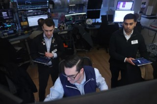 纳指与标普500将迎来3月以来最差月度表现，投资者如何应对