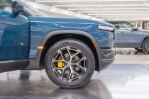 一座使用电动汽车回收电池供电的工厂