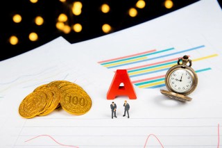 基金净值下跌要不要立即赎回？