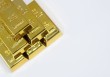 如何评估黄金的市场价值？其价值波动与什么相关？