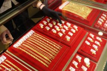 如何理解黄金价格的变化趋势并进行明智投资这种投资如何应对市场风险？