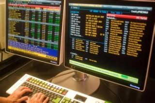如何分析金融市场中的交易方式？这些方式对投资效果有何影响？