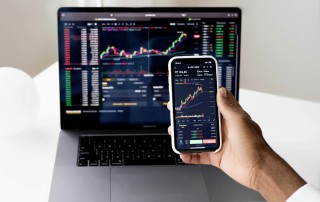 如何明晰特定名称所代表的金融含义？这种含义对金融认知有何帮助？