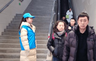 青年志愿者张雯：用真情与热忱服务旅客出行