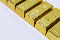 如何评估黄金和其他贵金属的硬度差异这种硬度差异在实际应用中有哪些体现？