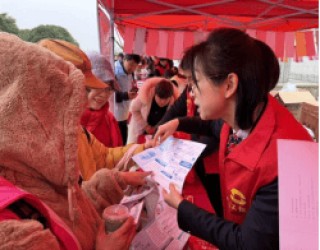 学雷锋 树新风 鹰潭开展征信宣传进集市活动