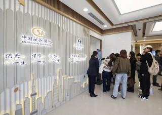 “社银直联”融入市民生活圈，上海2100余银行网点成社保服务“前沿阵地”