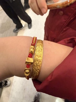 北京金店直击！有年轻人豪买450克，回购窗口前排起百米长队