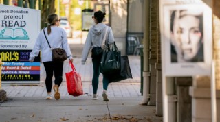 美国开始假日购物季，预计关税将开始更多地反映在消费者价格中