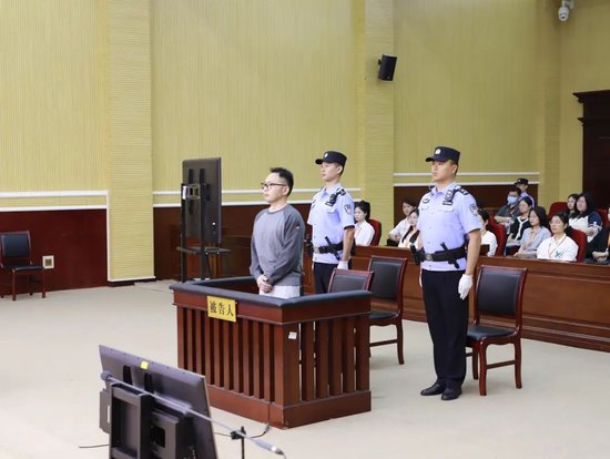 光大信托原董事长闫桂军一审被控受贿2亿余元、违规放贷63.9亿余元  第1张