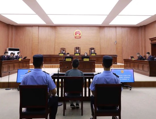 光大信托原董事长闫桂军一审被控受贿2亿余元、违规放贷63.9亿余元  第2张