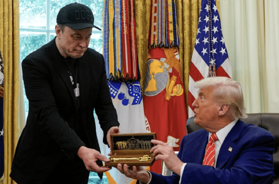 特朗普送马斯克金钥匙,马斯克称赞特朗普的“装修审美” 第1张 特朗普送马斯克金钥匙,马斯克称赞特朗普的“装修审美” 第1张