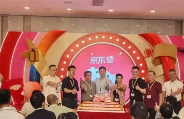 继力挺刘强东做外卖后 蔚来李斌现身京东618周年庆活动  第1张