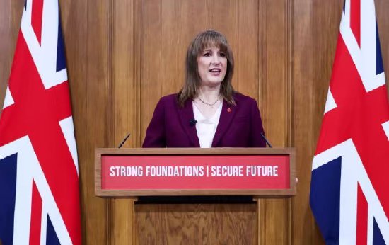 英国财政大臣为增税埋伏笔 反对党批预算案将是一颗难以下咽的苦药丸  第1张