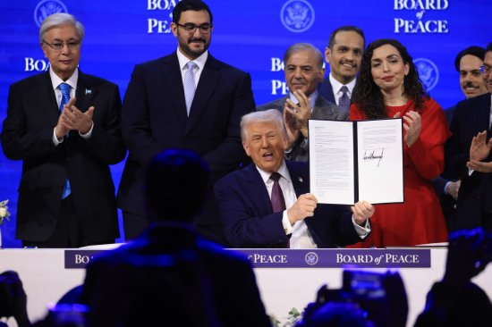 “和平委员会”签署仪式冷冷清清 只有特朗普的“铁杆粉丝”到场 第3张 “和平委员会”签署仪式冷冷清清 只有特朗普的“铁杆粉丝”到场 第3张