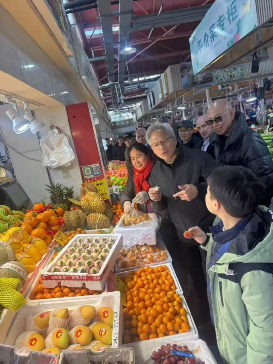 黄仁勋2026首度来华:逛上海菜市场还发红包 晚上参加年会 第1张 黄仁勋2026首度来华:逛上海菜市场还发红包 晚上参加年会 第1张