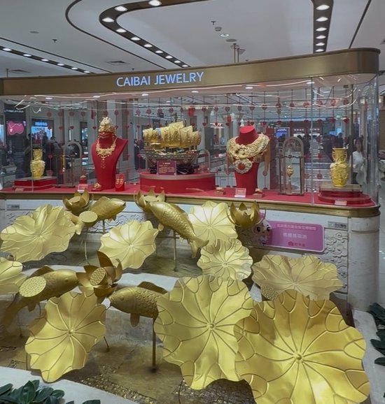 北京金店直击!有年轻人豪买450克,回购窗口前排起百米长队 第1张 北京金店直击!有年轻人豪买450克,回购窗口前排起百米长队 第1张