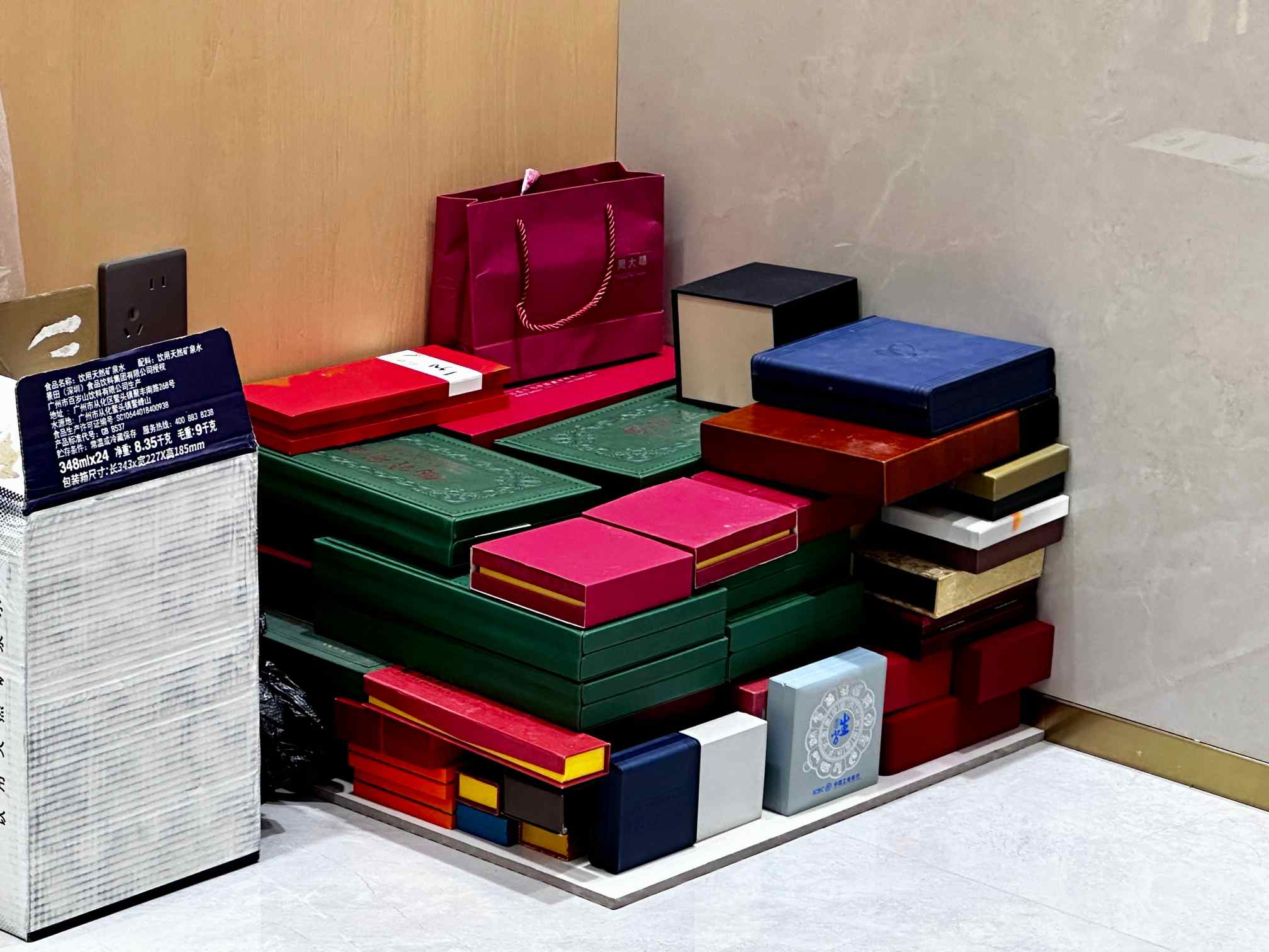 被老铺黄金们劝退，年轻人涌向广州打金一条街，50克金镯工费不到千元  第4张