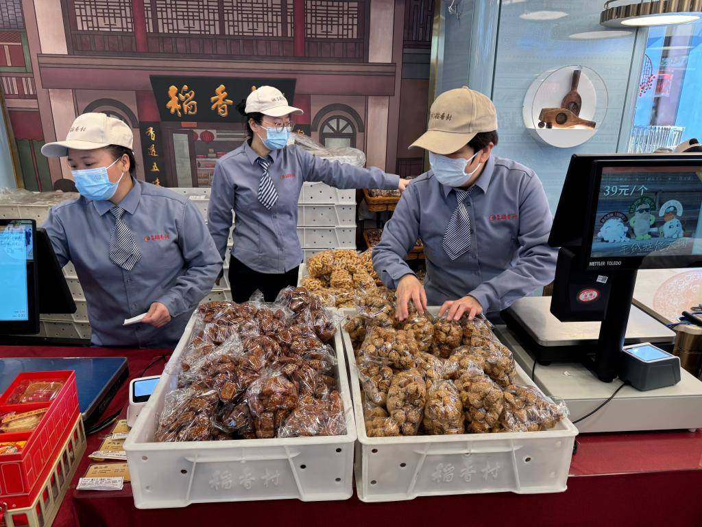 新春走基层・一线直击丨打卡北京隆福寺:一篮年货 喜乐相伴 第1张 新春走基层・一线直击丨打卡北京隆福寺:一篮年货 喜乐相伴 第1张