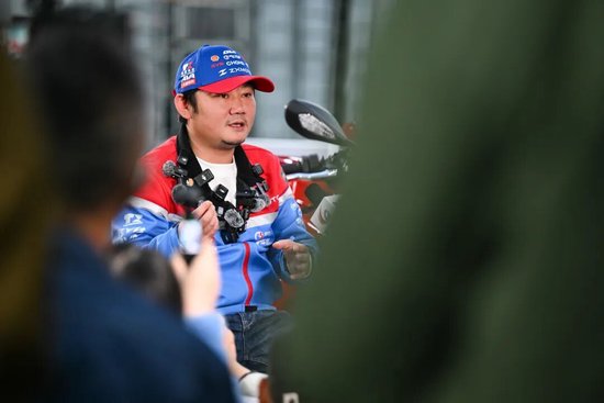 张雪机车,一战封神!雨中追车3小时的少年,近20年后站上WSBK领奖台:让中国摩托车从不屑走向平视 第1张 张雪机车,一战封神!雨中追车3小时的少年,近20年后站上WSBK领奖台:让中国摩托车从不屑走向平视 第1张