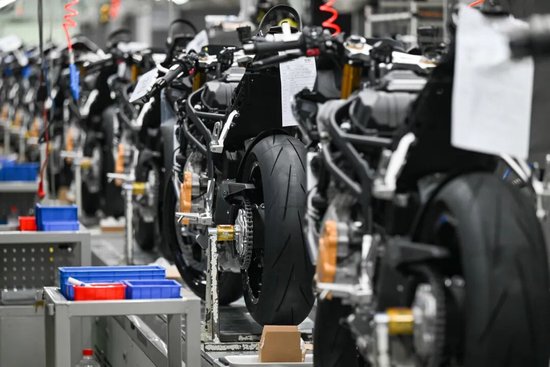 张雪机车,一战封神!雨中追车3小时的少年,近20年后站上WSBK领奖台:让中国摩托车从不屑走向平视 第3张 张雪机车,一战封神!雨中追车3小时的少年,近20年后站上WSBK领奖台:让中国摩托车从不屑走向平视 第3张